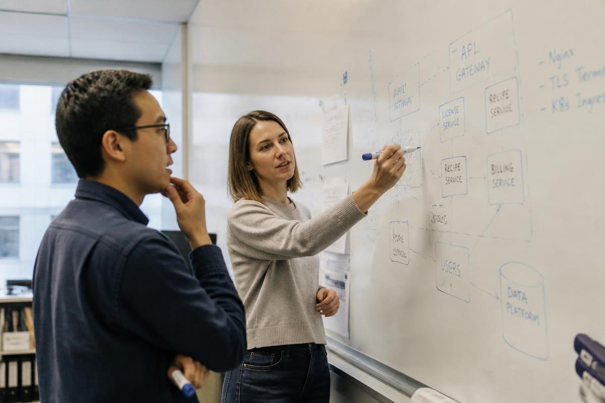 Profesional gestionando módulos de microservicios conectados